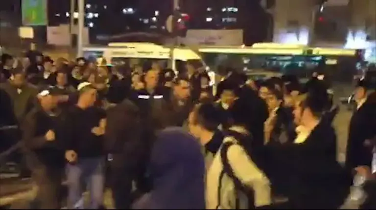 חרדים הפגינו: "רוצים להתפלל על קבר הרב יוסף"