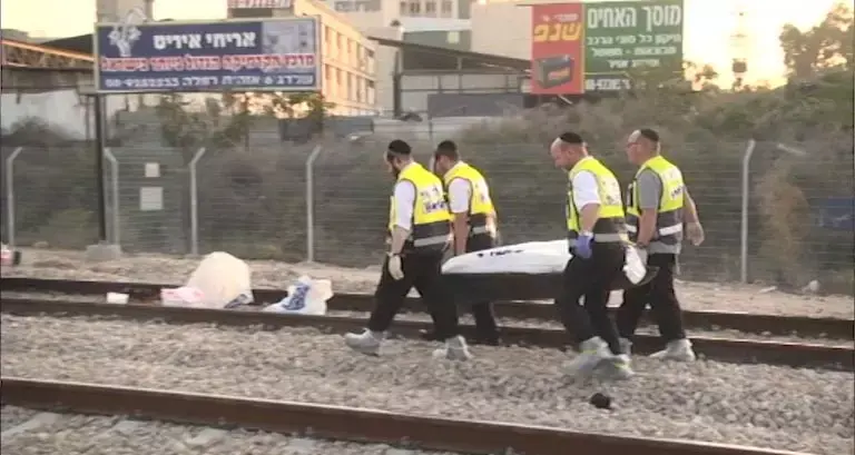 חצה עם קלנועית מחסום ברמלה ונהרג מפגיעת רכבת