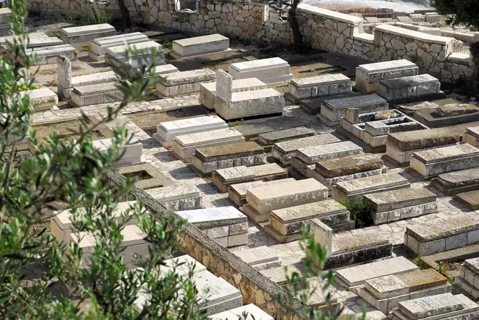 נשים בצד: הפרדה בבית העלמין בחסות חברה קדישא