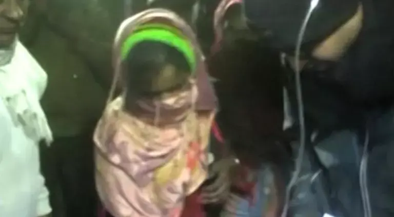 העונש לצעירה הודית שהתאהבה: אונס בידי עשרה גברים