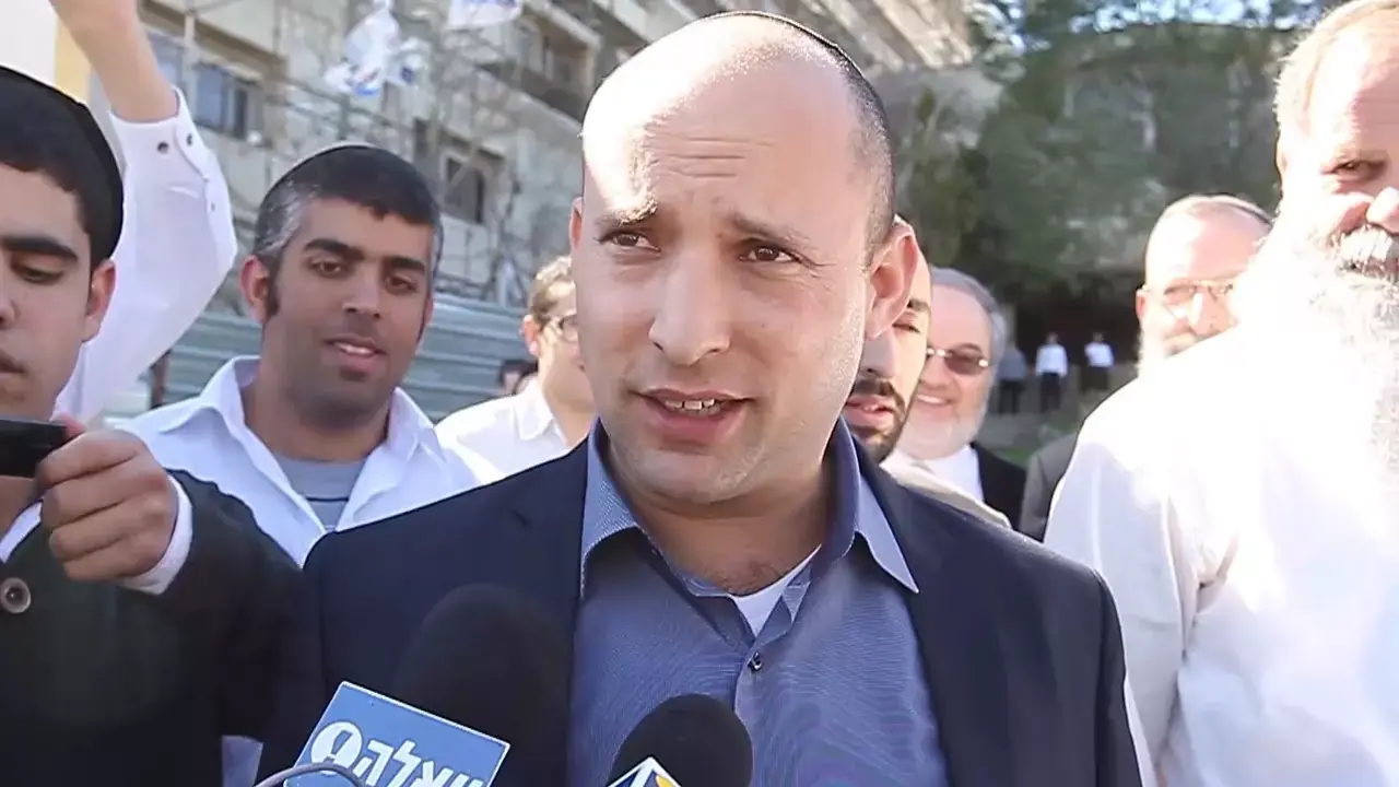 בנט תוקף: "מתנחלים יחיו בפלסטין? אובדן עשתונות ערכי"