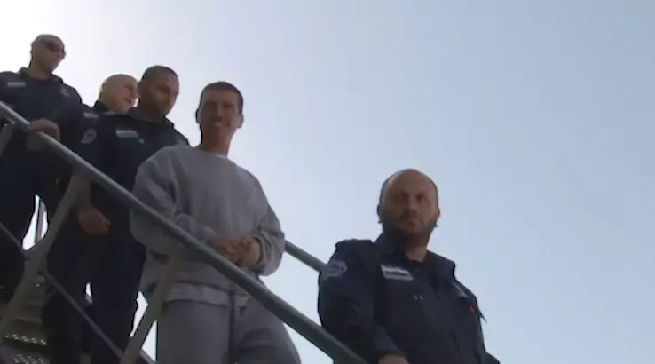 אחרי 3 שנים: העבריין יצחק אברג'יל נחת בישראל
