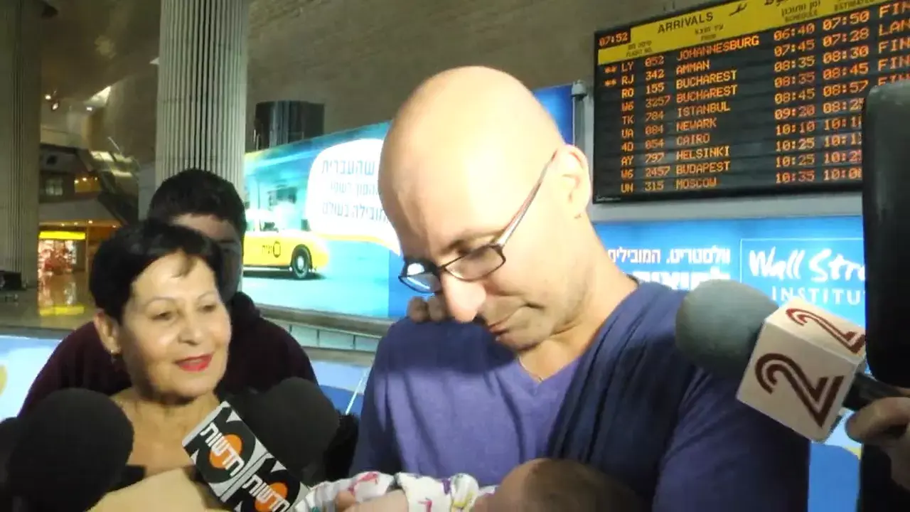 ארבעה זוגות שעברו פונדקאות בתאילנד נחתו בישראל
