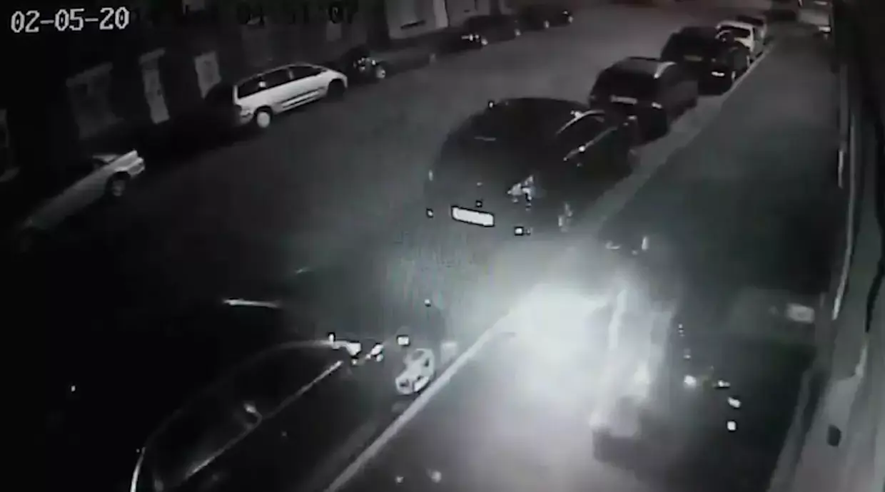 החדשות בדקה: צעיר בריטי הצית רכב - והתלקח בעצמו
