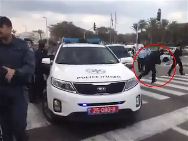 חלמאות: הוכנסו לניידת  וברחו מהדלת השנייה. צפו