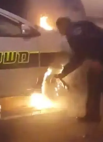צפו: ניידת משטרה הוצתה בהפגנת חרדים באשדוד