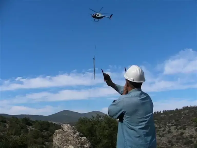 עמודי חשמל מסוכנים פונו מנחל עמוד בסיוע אווירי