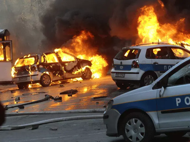"האביב הבוסני": אלפים ברחובות, מבני ממשל הוצתו