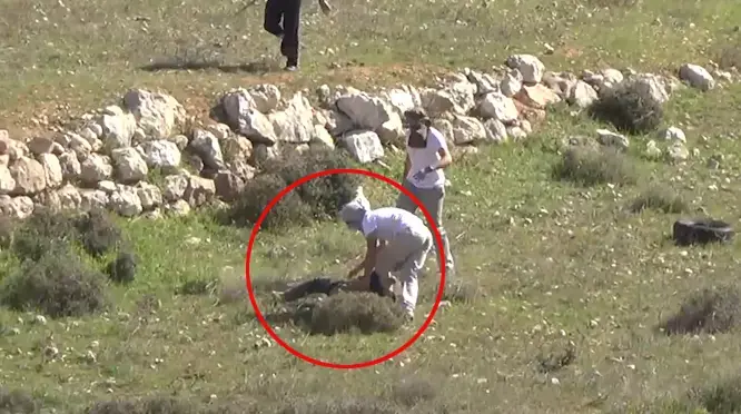תיעוד: פעיל שמאל הוכה על ידי מתנחלים רעולי פנים