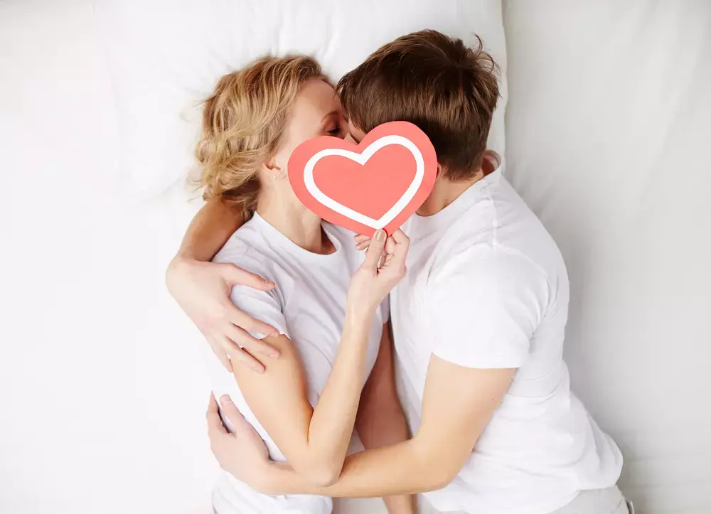כל מה שאתם חייבים לדעת על הורמון האהבה