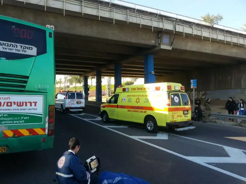 בן 17 חצה את כביש החוף - ונהרג מפגיעת אוטובוס