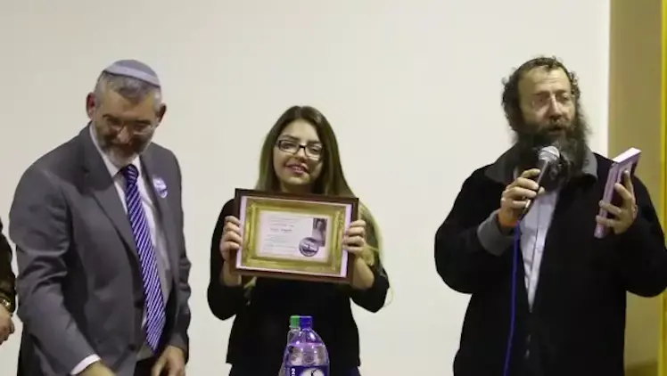 הפגנות מחוץ לערב הוקרה למתלוננת נגד אדם ורטה