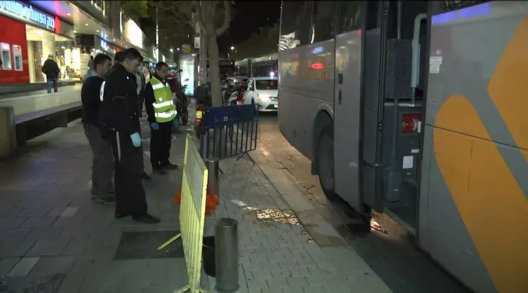 אוטובוס דרס נוסעת שטרם הספיקה לרדת, ופצע אותה קשה