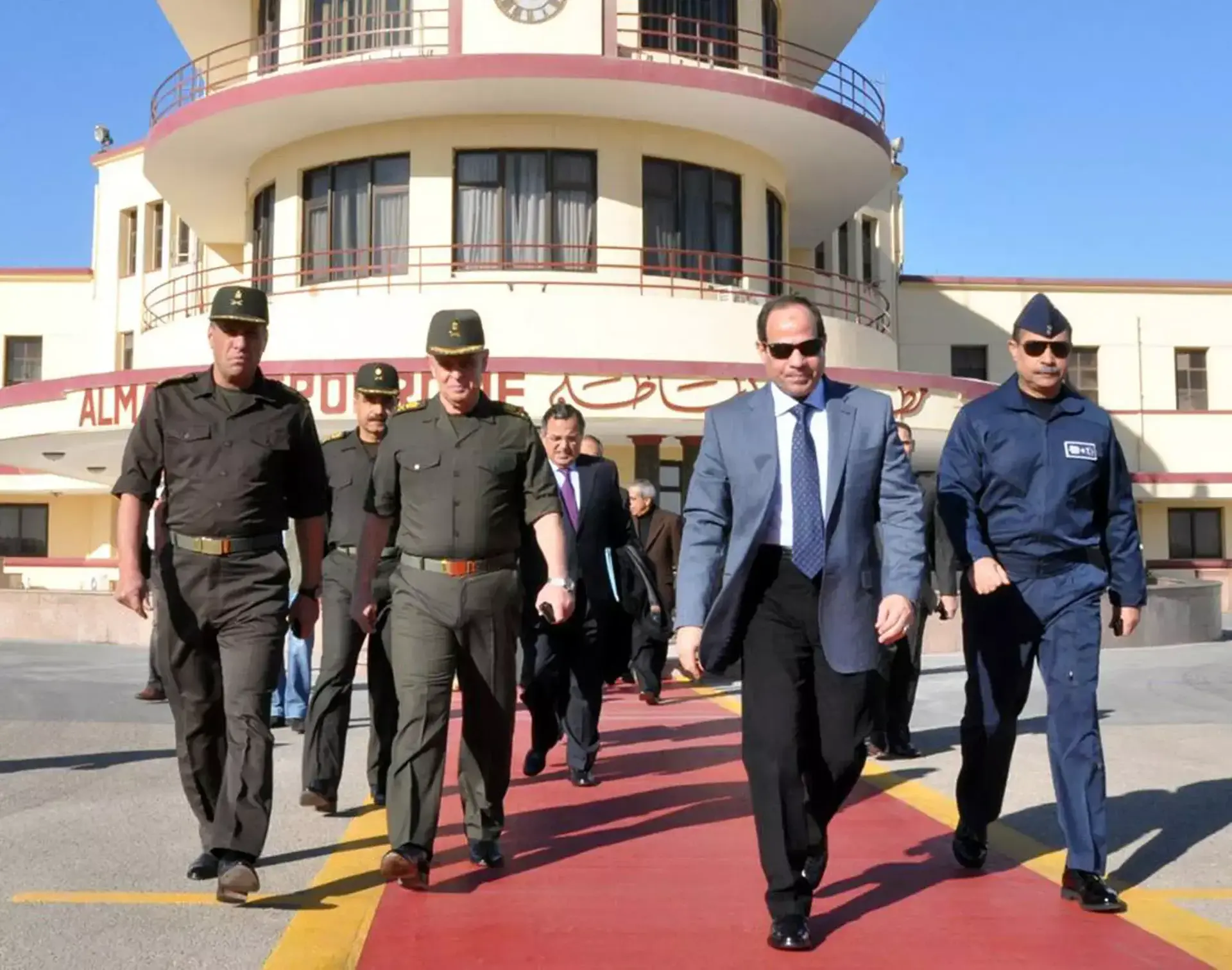 קצין וג'נטלמן: מר סיסי הולך למוסקבה, הפעם בחליפה