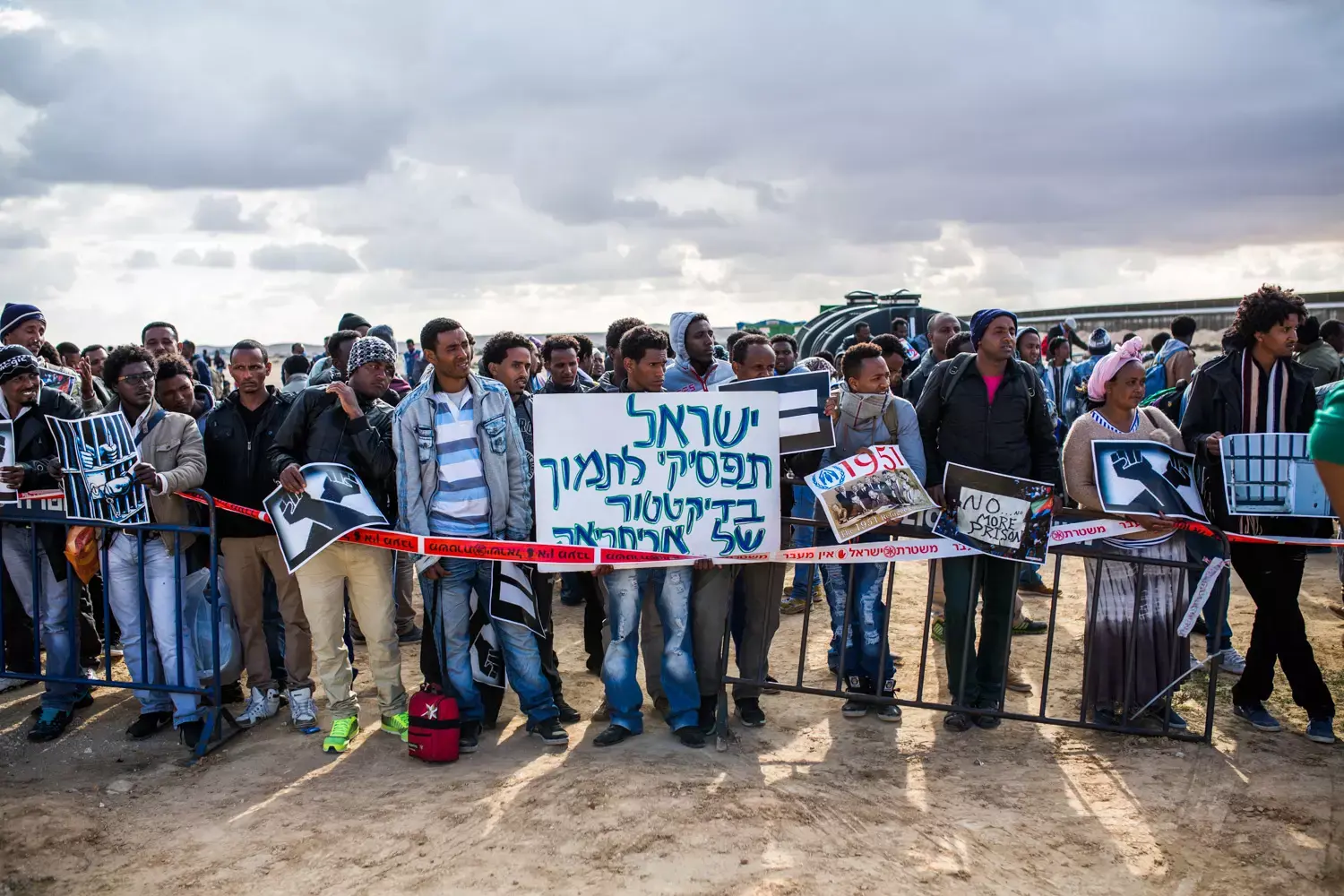 מהומה בחולות ביום הפליט: "מפגינים חסמו אוטובוס"
