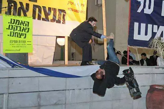 במהלך נאום בעצרת: ח"כ דנון הציל צלם מנפילה מהבמה