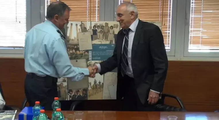 "המבקר חסר השיניים משתלח במשטרה בשביל כותרת"