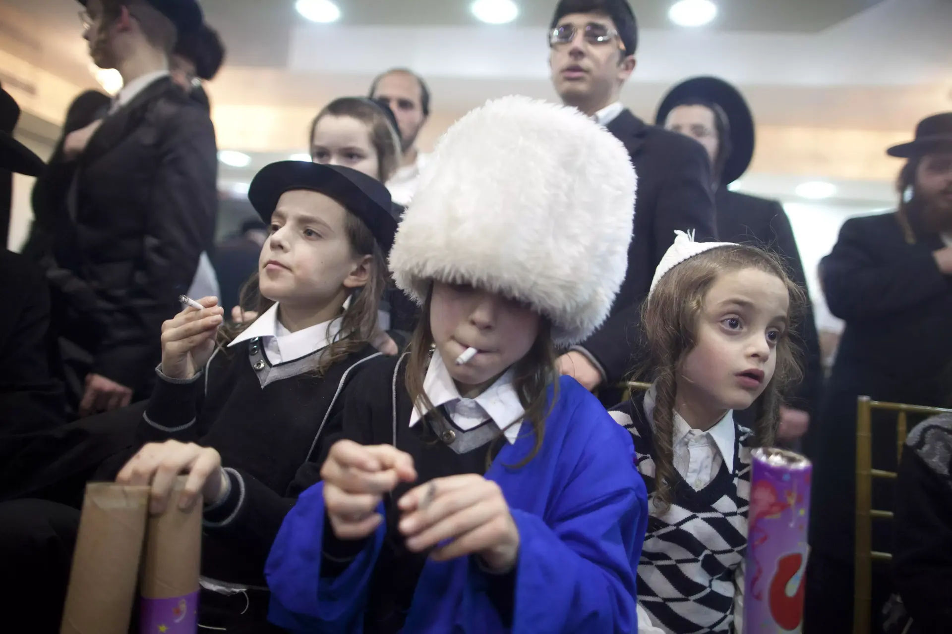 צפו: ילדים חרדים מעשנים בחתונה, ושאר תמונות השבוע