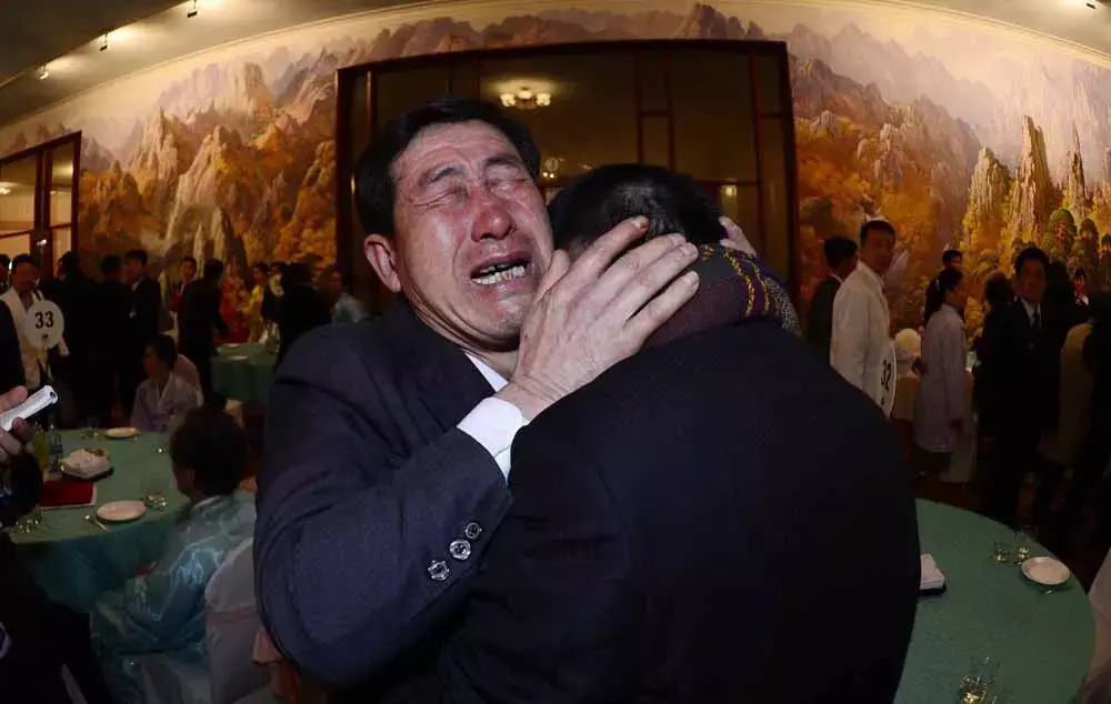 החדשות בדקה: צפו באיחוד המשפחות המרגש בקוריאה