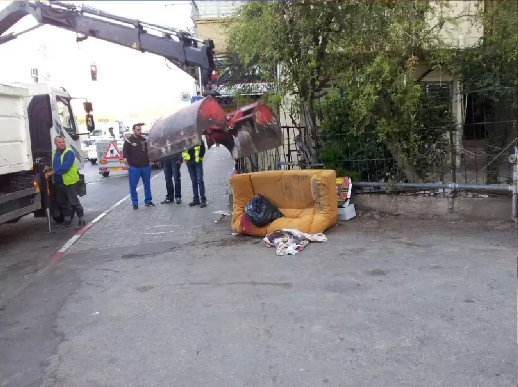 נהג משאית זבל פינה ספה עם שיכורה רדומה עליה
