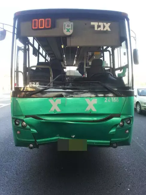 הולך רגל נהרג מפגיעת אוטובוס בכביש החוף
