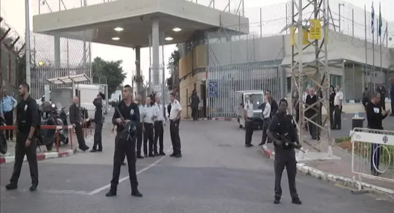 דרמה בכלא: אסיר שירה בשלושה סוהרים נורה למוות