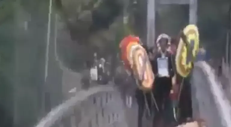 תיעוד: הגשר קרס במהלך הלוויה - תשעה נהרגו