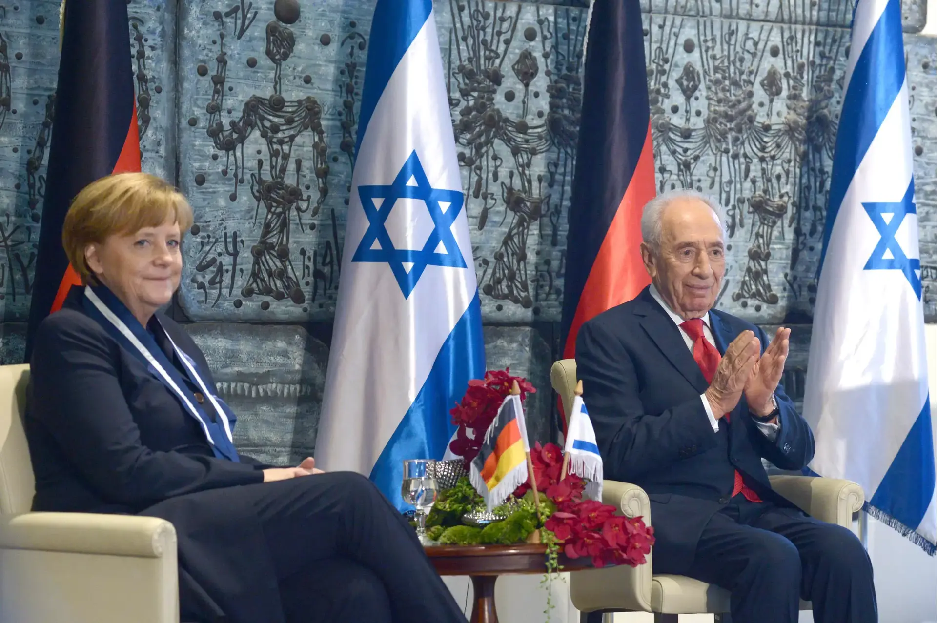 עיטור הנשיא הוענק למרקל: "אסירי תודה על עמדתך"