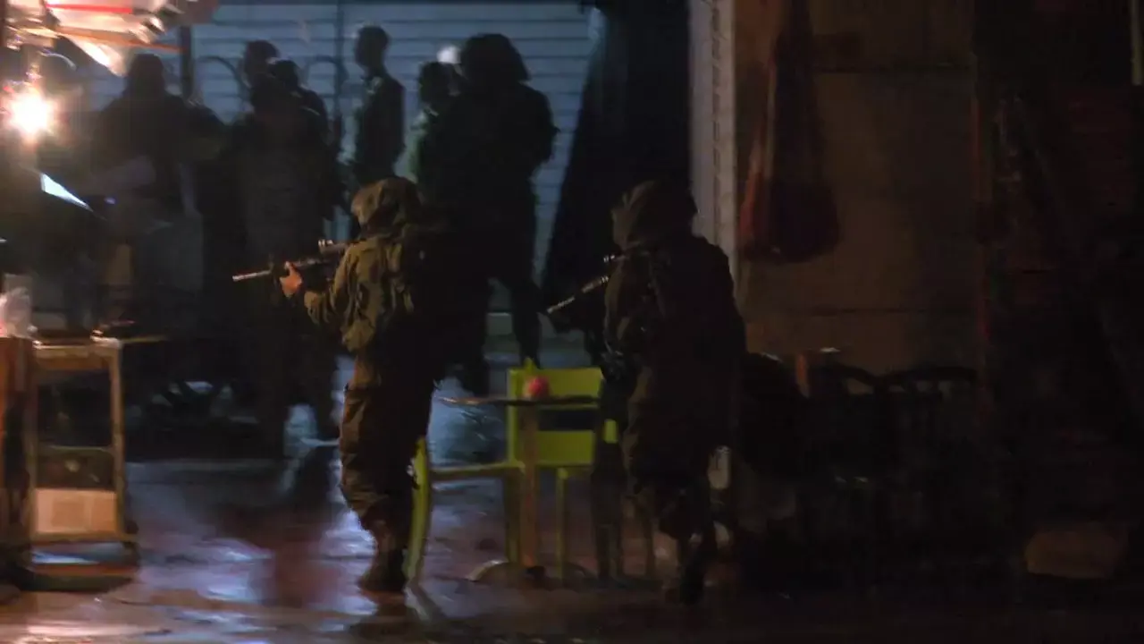 צפו: הצנחנים "מטהרים את הקסבה" של שוק הכרמל
