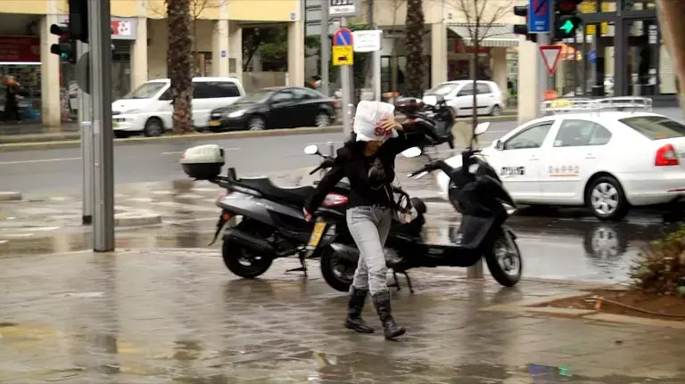 הגשם ייחלש, ועדיין: "סכנת חיים למטיילים בשיטפונות"