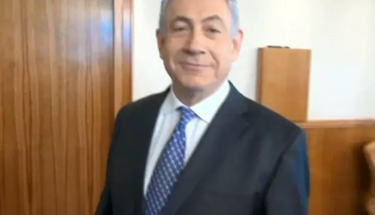צפו: נתניהו ולשכתו נפרדים מראש הסגל בשירה וריקודים