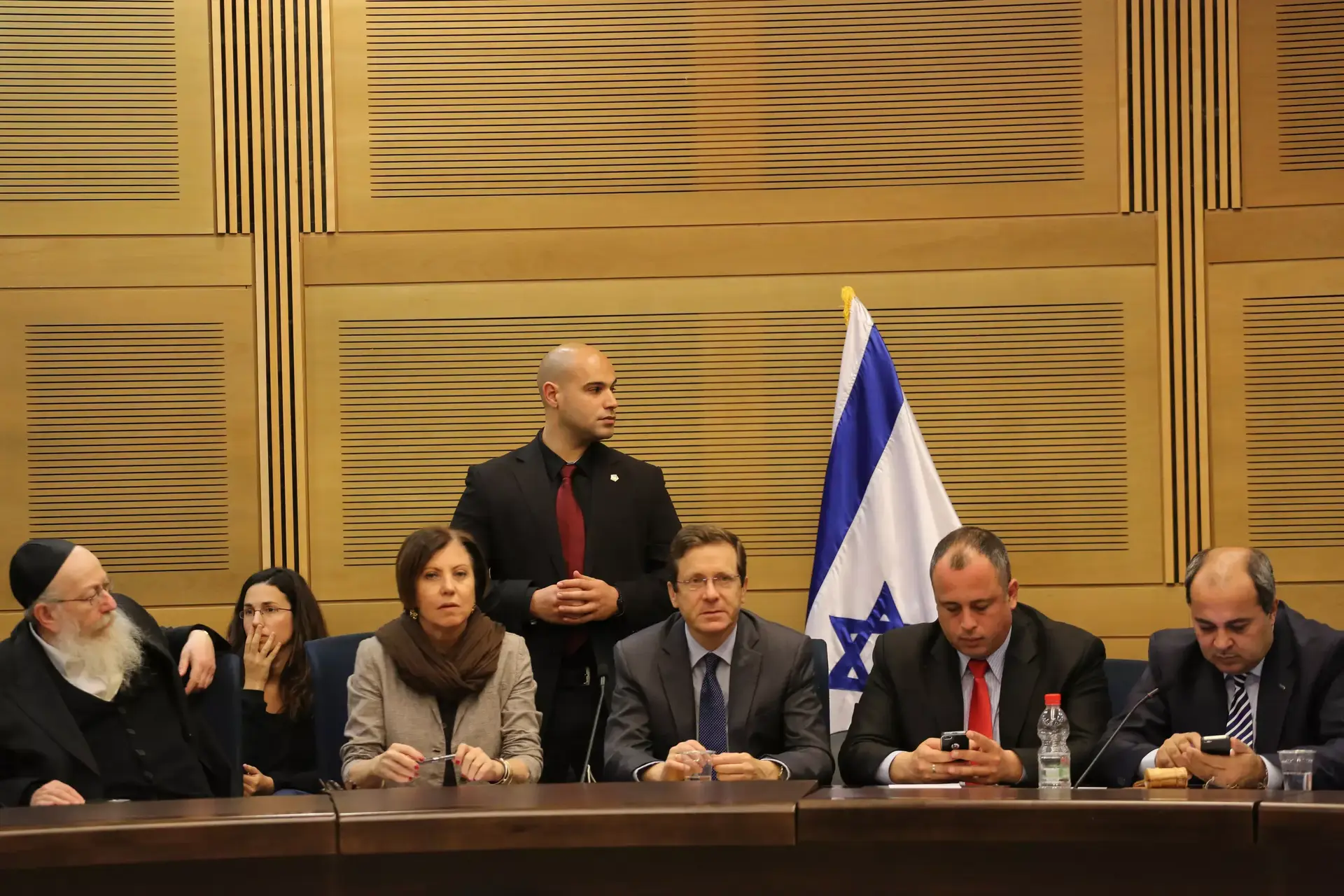 ביקורת בעבודה: "הרצוג תופר ג'ובים למקורבים"