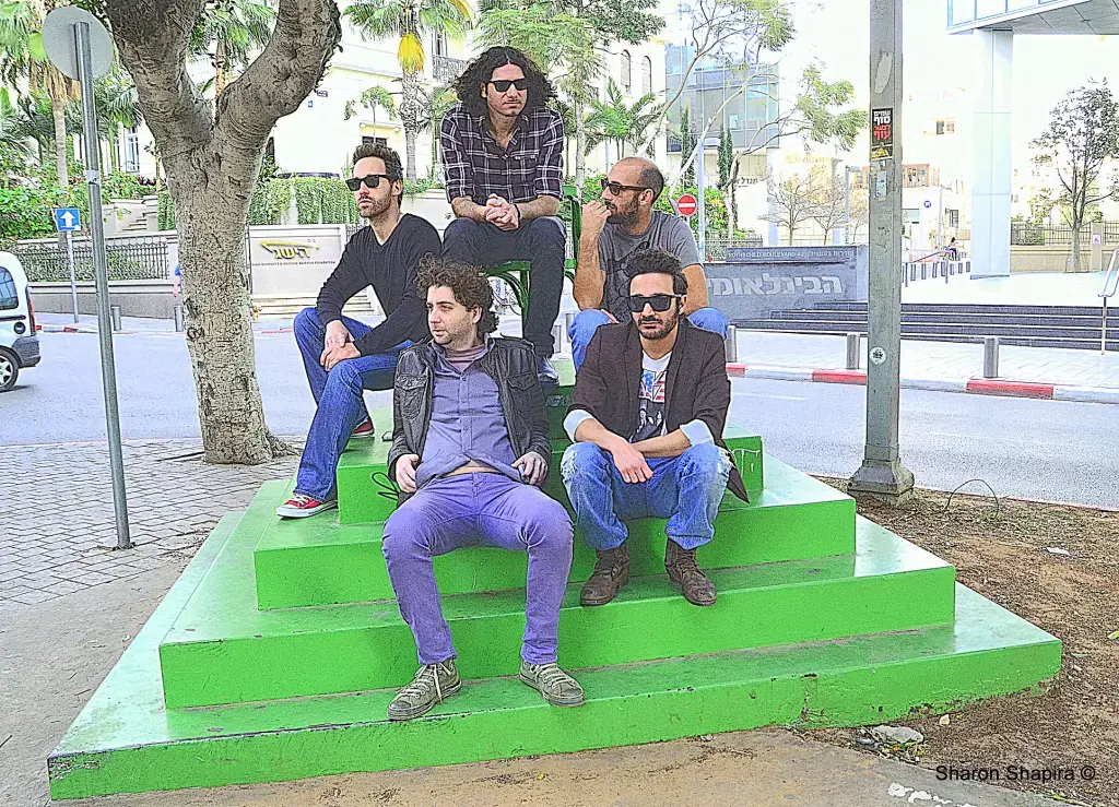 בכורה: שיר חדש ל-The Shakes