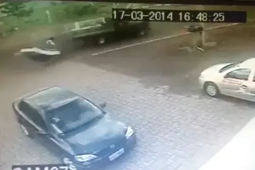 צפו: רוכב האופניים נפגע ממשאית - וניצל בדרך נס