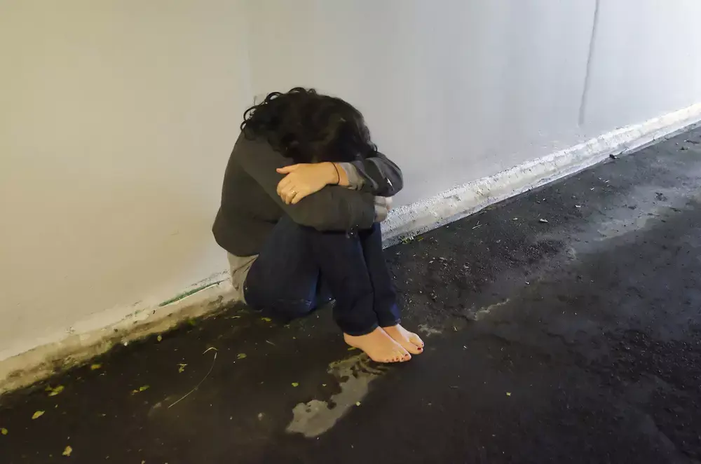 חשד: השתחרר מהכלא - ואנס שתי נשים במאפייה בבירה