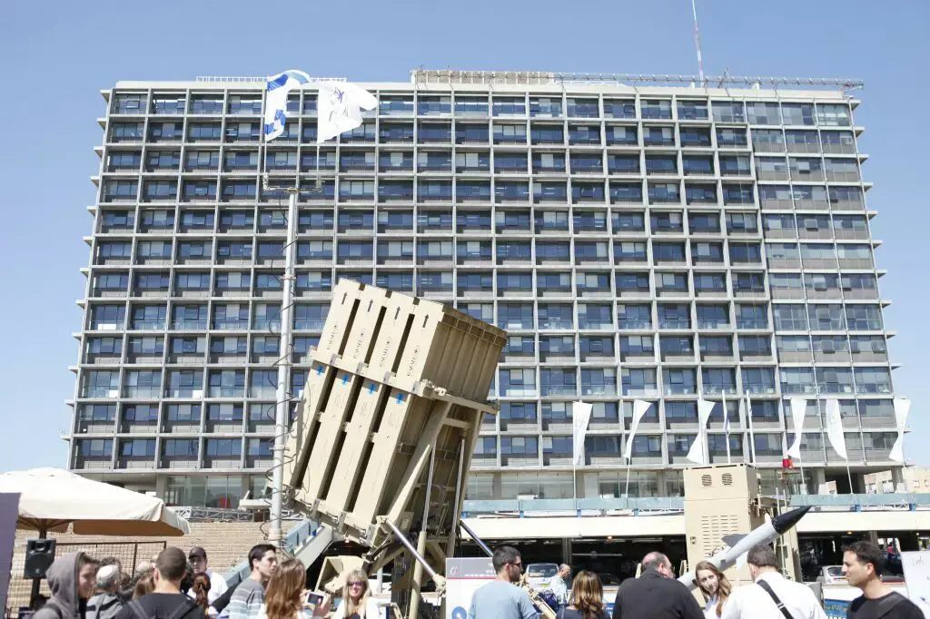 מדוע הוצבה סוללת כיפת ברזל בכיכר רבין?