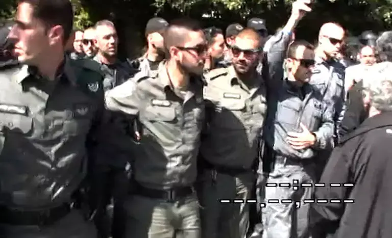 המשטרה נערכת לפינוי גבעת עמל; הדיירים מתבצרים