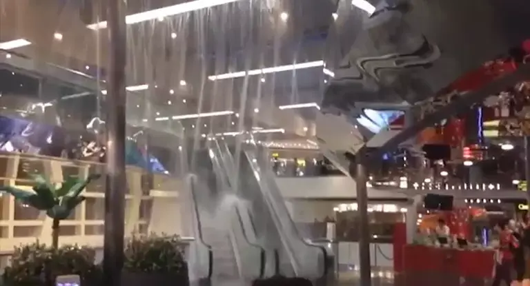 תיעוד: הגשם הציף את הקניון - ויצר מפל במדרגות