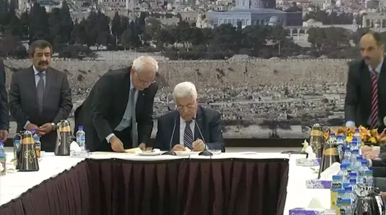 מימש האיום: אבו מאזן הגיש לאו"ם המסמכים החתומים