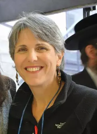 בצד שמאל, עמוק בתוך הקופסא