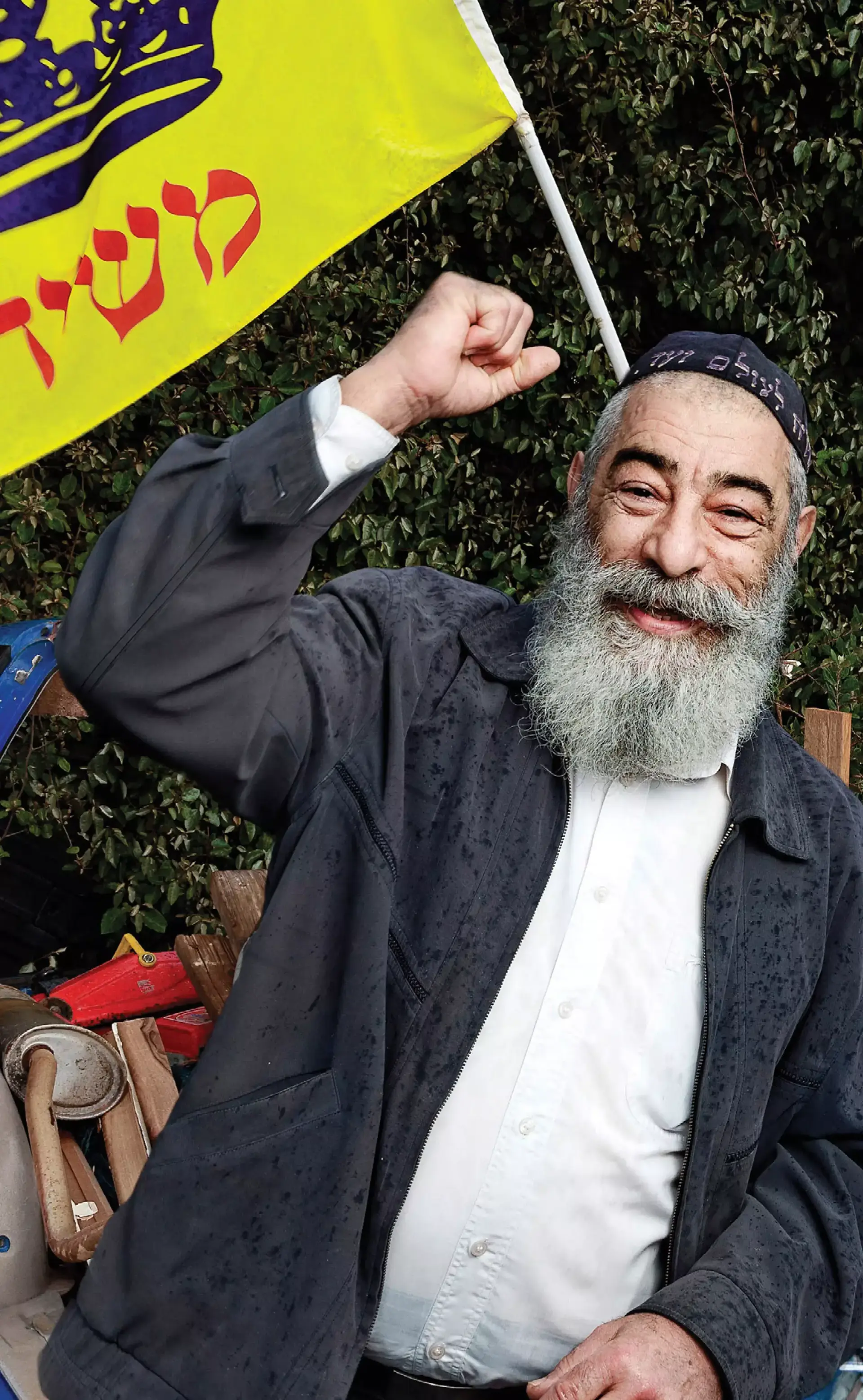 הנה ברוש לבדו