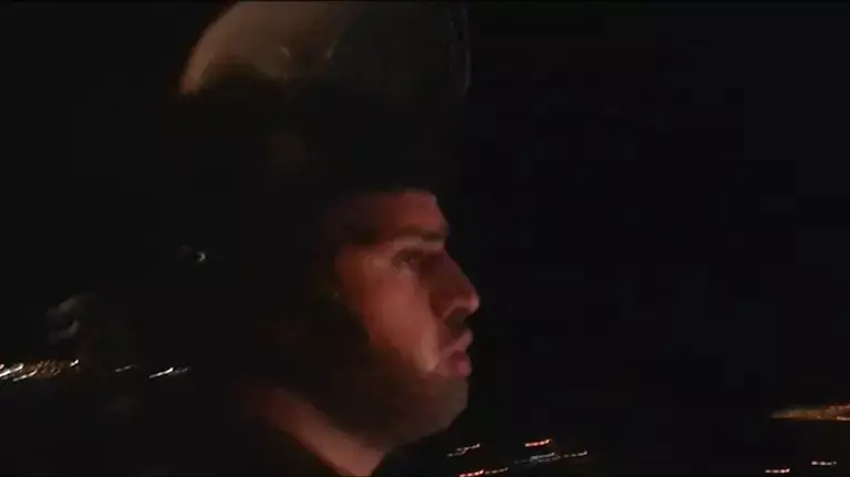תלמידי הישיבה ביצהר שבו ללמוד - מחוץ למבנה שנתפס