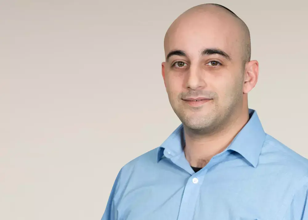 עוד חיוך אחד והוא נסדק