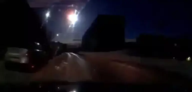 צפו במחזה המרהיב: כדור אש מתפוצץ בשמי רוסיה