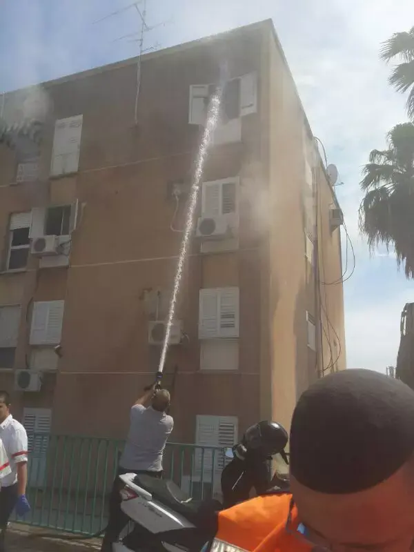 12 נפגעים משאיפת עשן בשריפה בבניין בטבריה