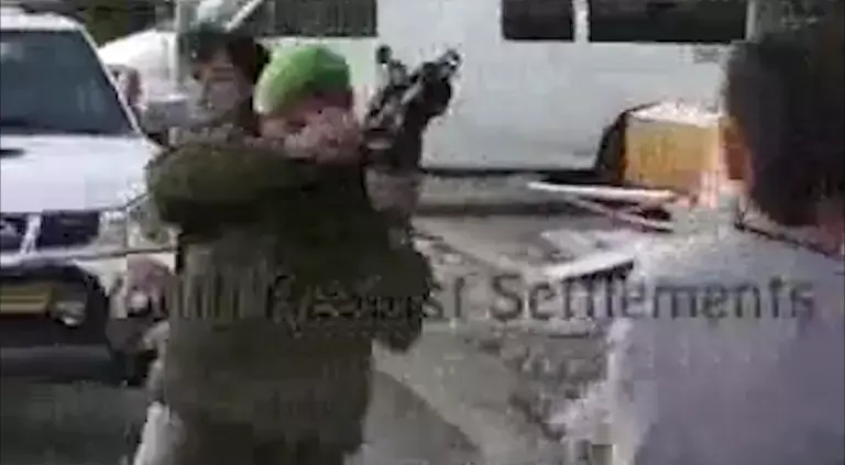 תיעוד: חייל צה"ל דורך נשק על פלסטיני בחברון