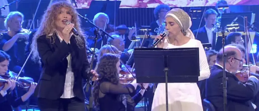 אתי אנקרי ונורית גלרון שרות "העיר הלבנה"
