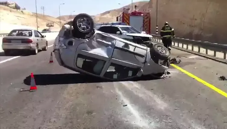 פלסטיני נמלט מהמשטרה, התהפך עם רכבו ופצע שוטרים