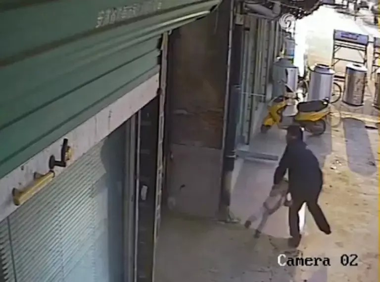 צפו בתיעוד: משליך באוויר את בנו הפעוט של שכנו