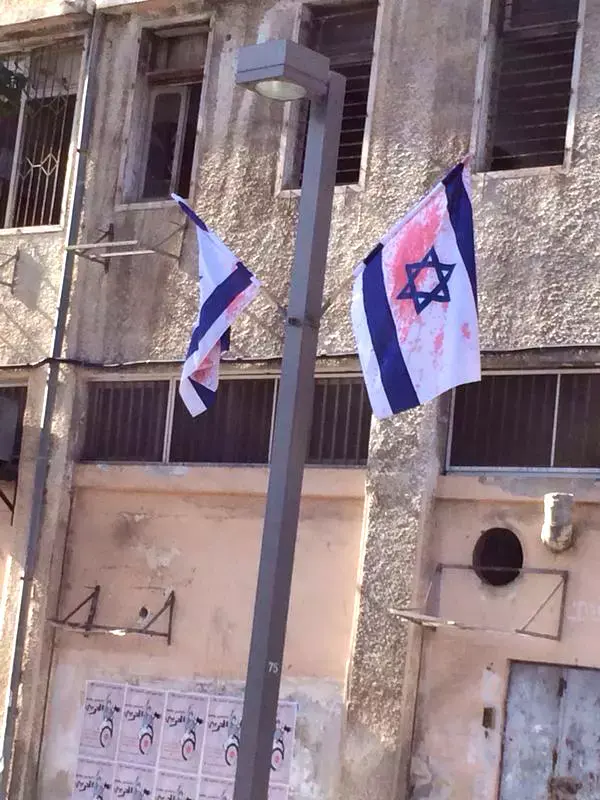 נעצרו שני חשודים בהשחתת עשרות דגלי ישראל ביפו